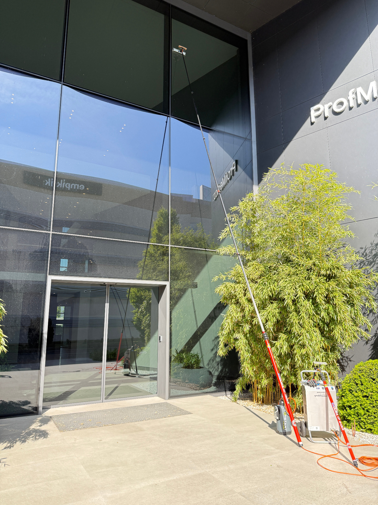 Mycie fasady szklanej (wysokość 11m) wodą demineralizowaną.