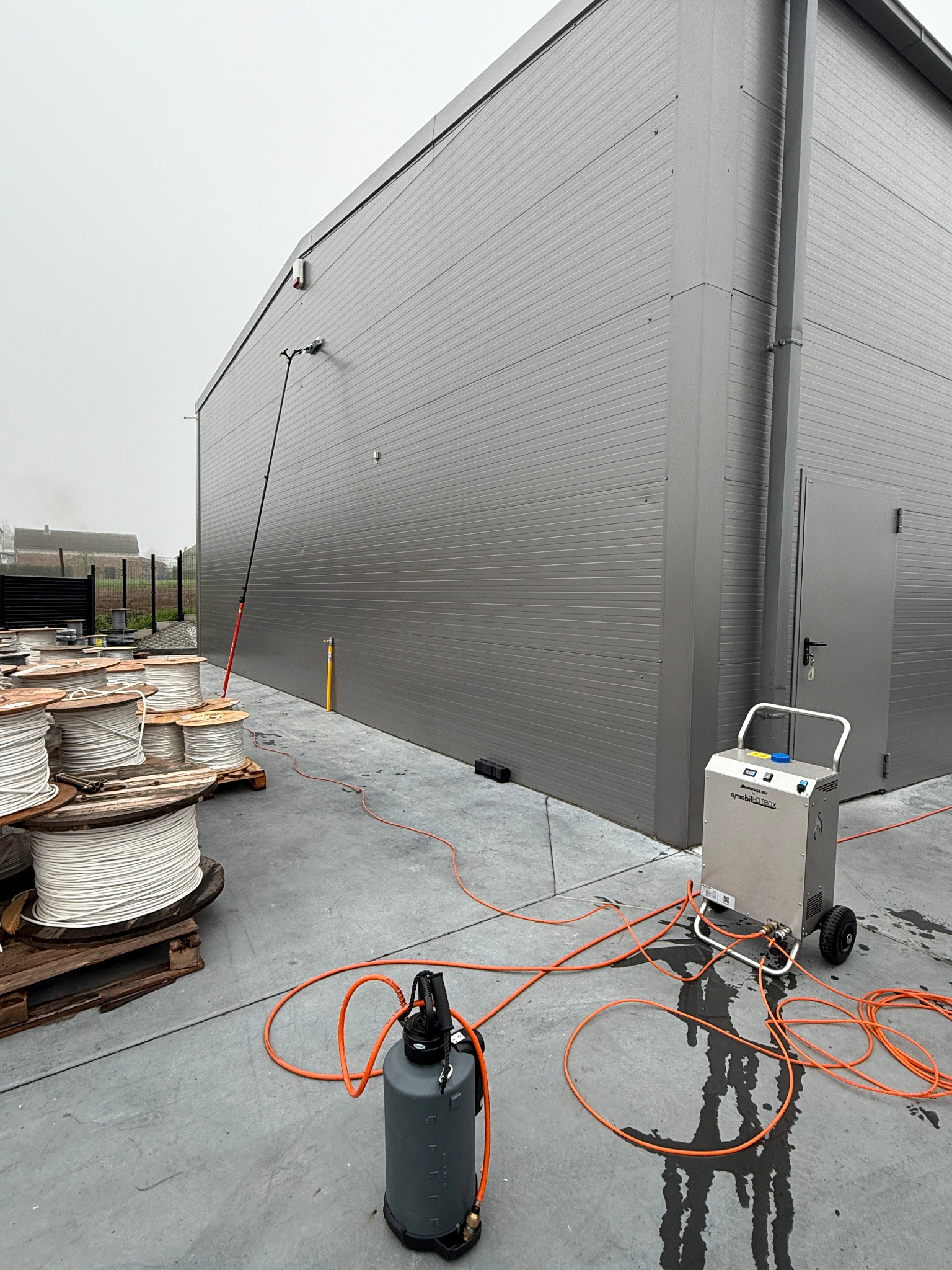 Mycie płyt warstwowych w halach magazynowych woda demineralizowaną.