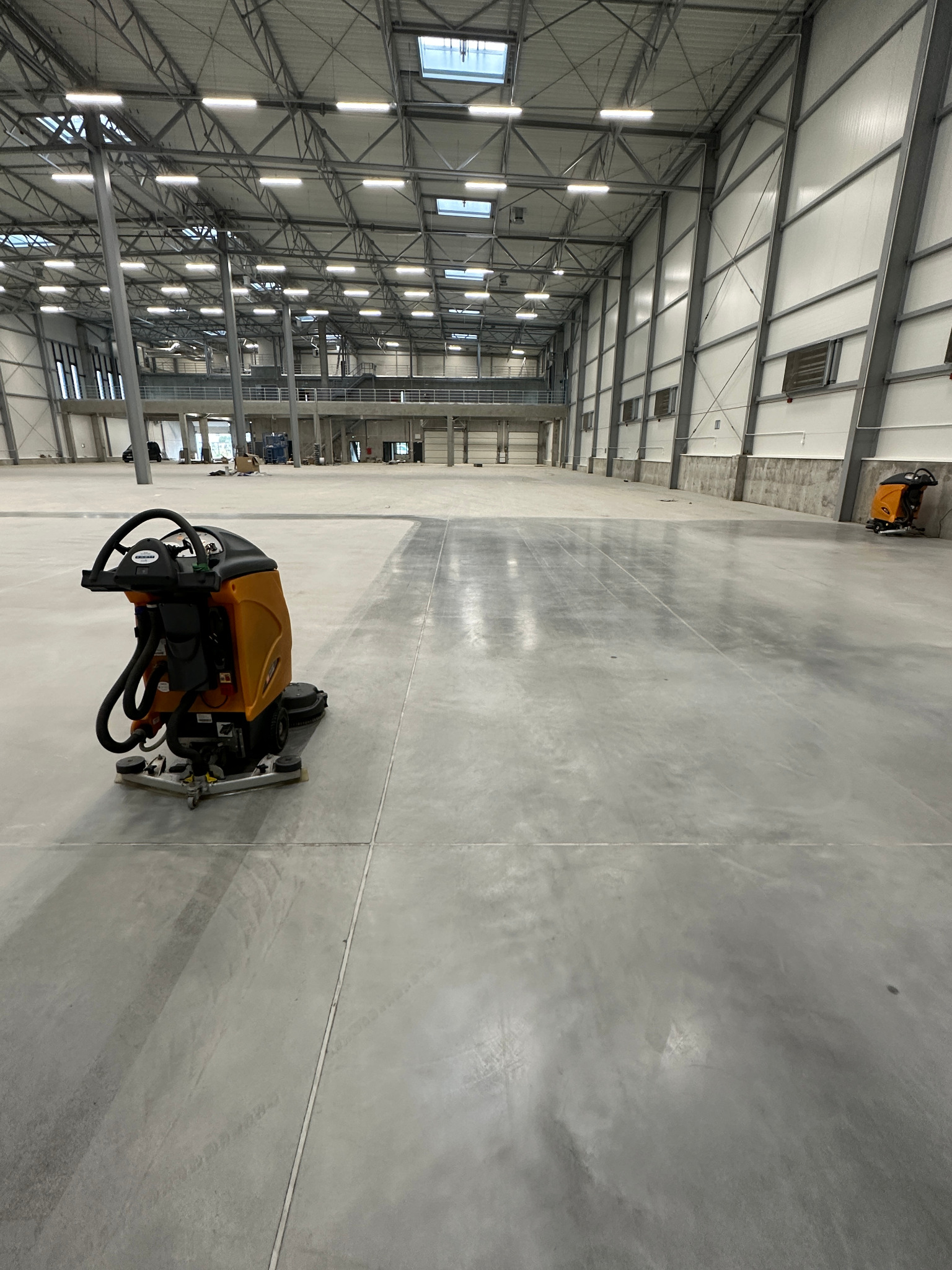 Sprzątanie kompleksowe po budowie hal produkcyjnych.