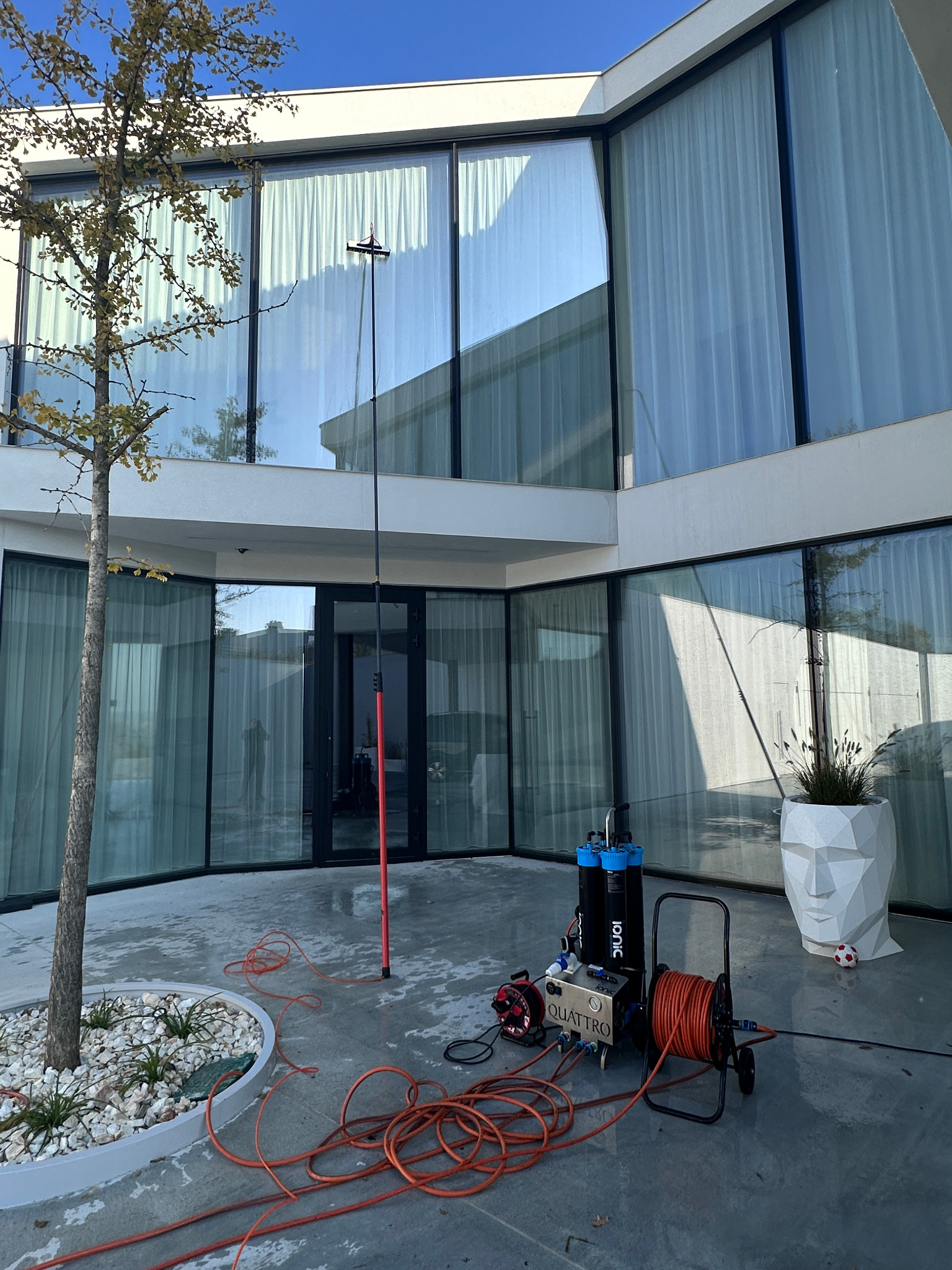 Mycie okien i przeszkleń wodą demineralizowaną.