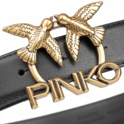Czarny skórzany pasek z metalową klamrą w kształcie dwóch złotych ptaków i napisu PINKO.