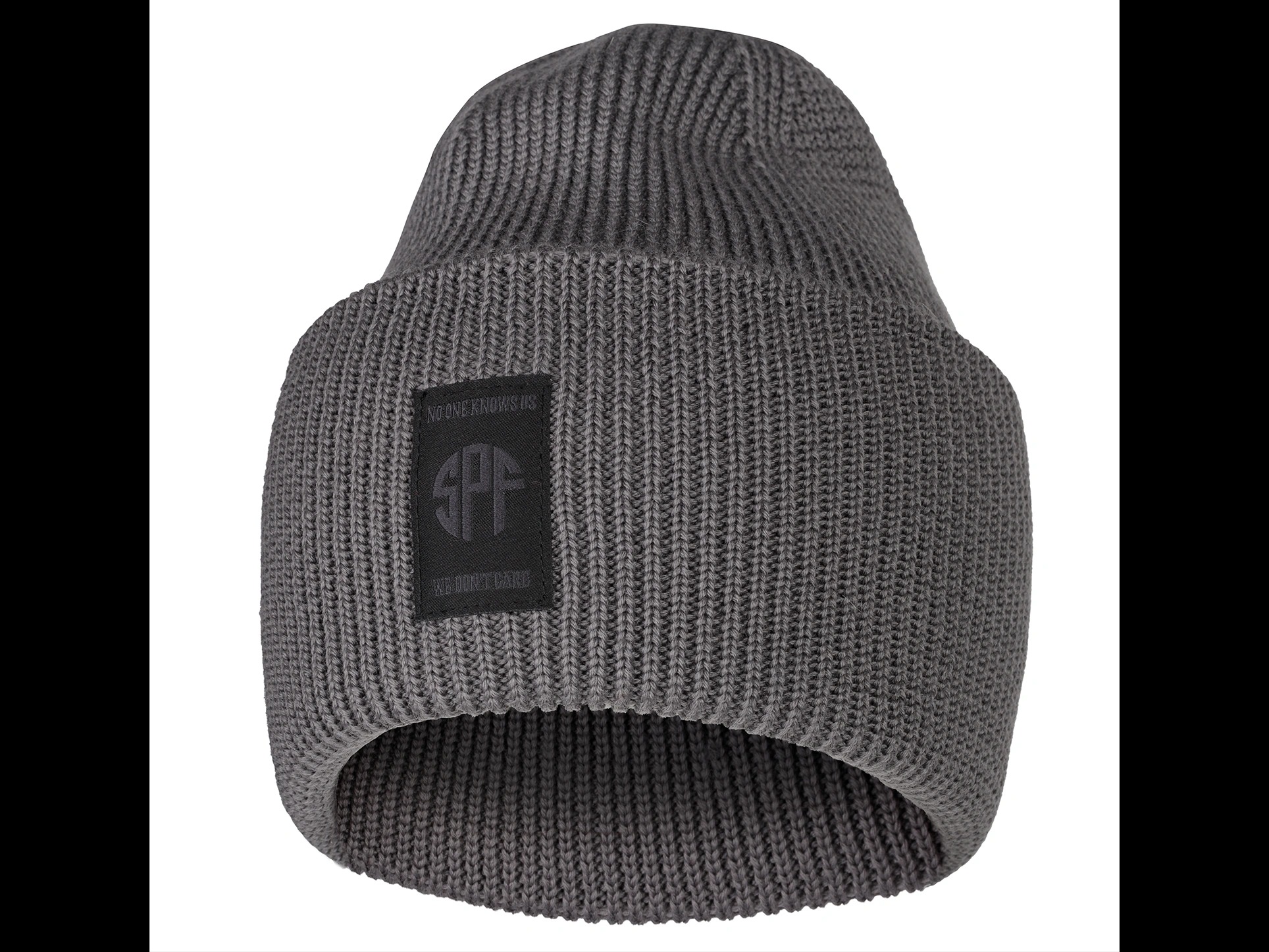 Szara, wełniana czapka typu beanie z czarną naszywką z logo SPF i napisem 'No one knows us, we don't care', widoczna faktura dzianiny.