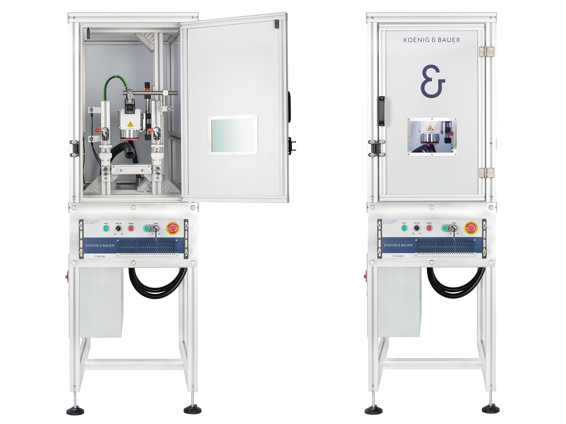 Dwa identyczne stanowiska z metalową obudową, otwartym i zamkniętym, prezentujące laserowy system znakowania Koenig & Bauer z panelem kontrolnym i przyciskiem awaryjnym.