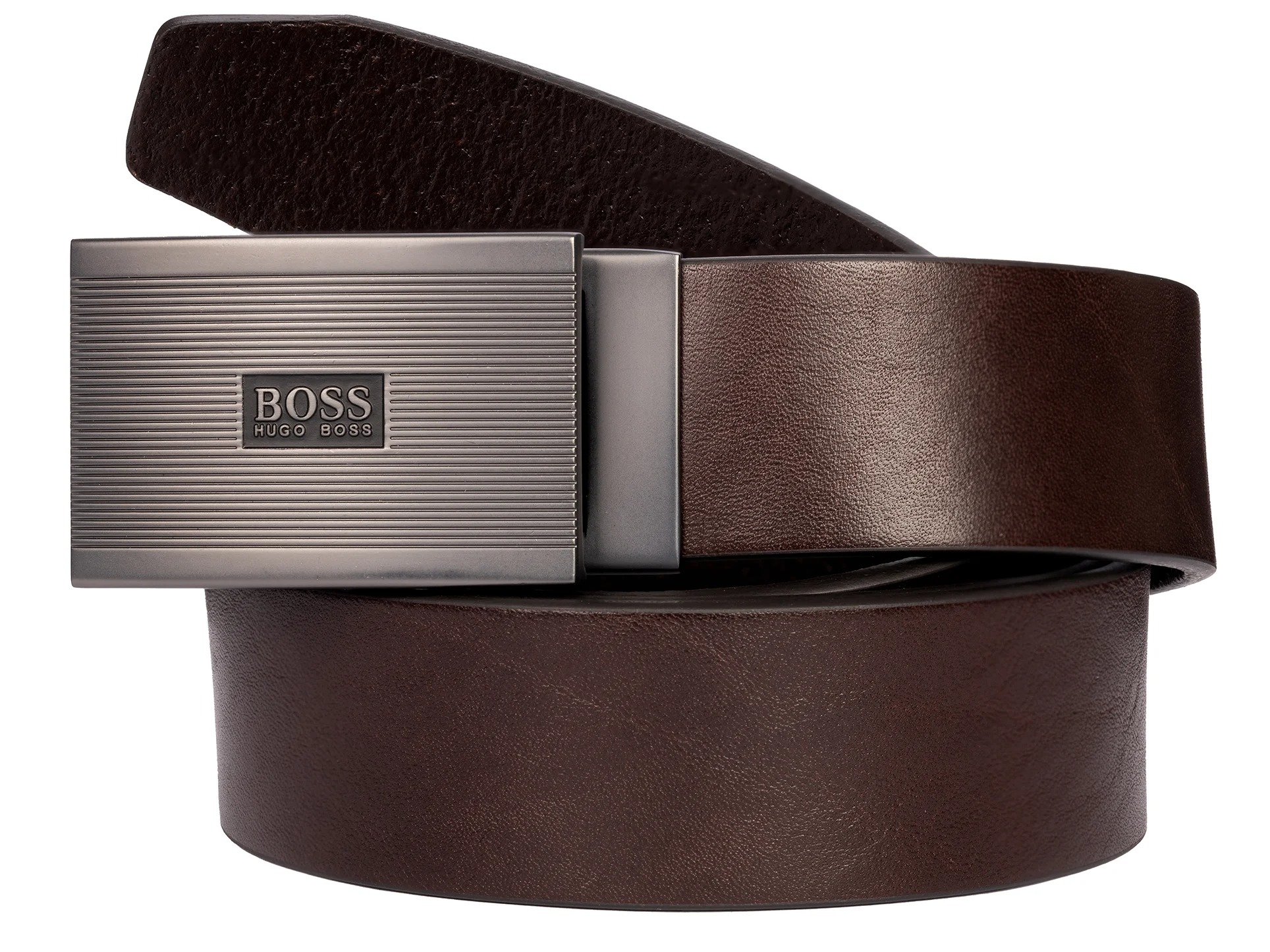 Brązowy skórzany pasek z metalową klamrą z logo BOSS Hugo Boss, leżący na białym tle i częściowo rozwinięty.