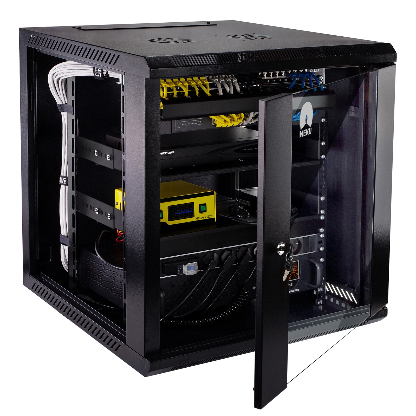 Otwarta szafa rack z zainstalowanymi urządzeniami sieciowymi, kable uporządkowane, widoczny switch, router, zasilacz awaryjny UPS, oraz panel krosowniczy.