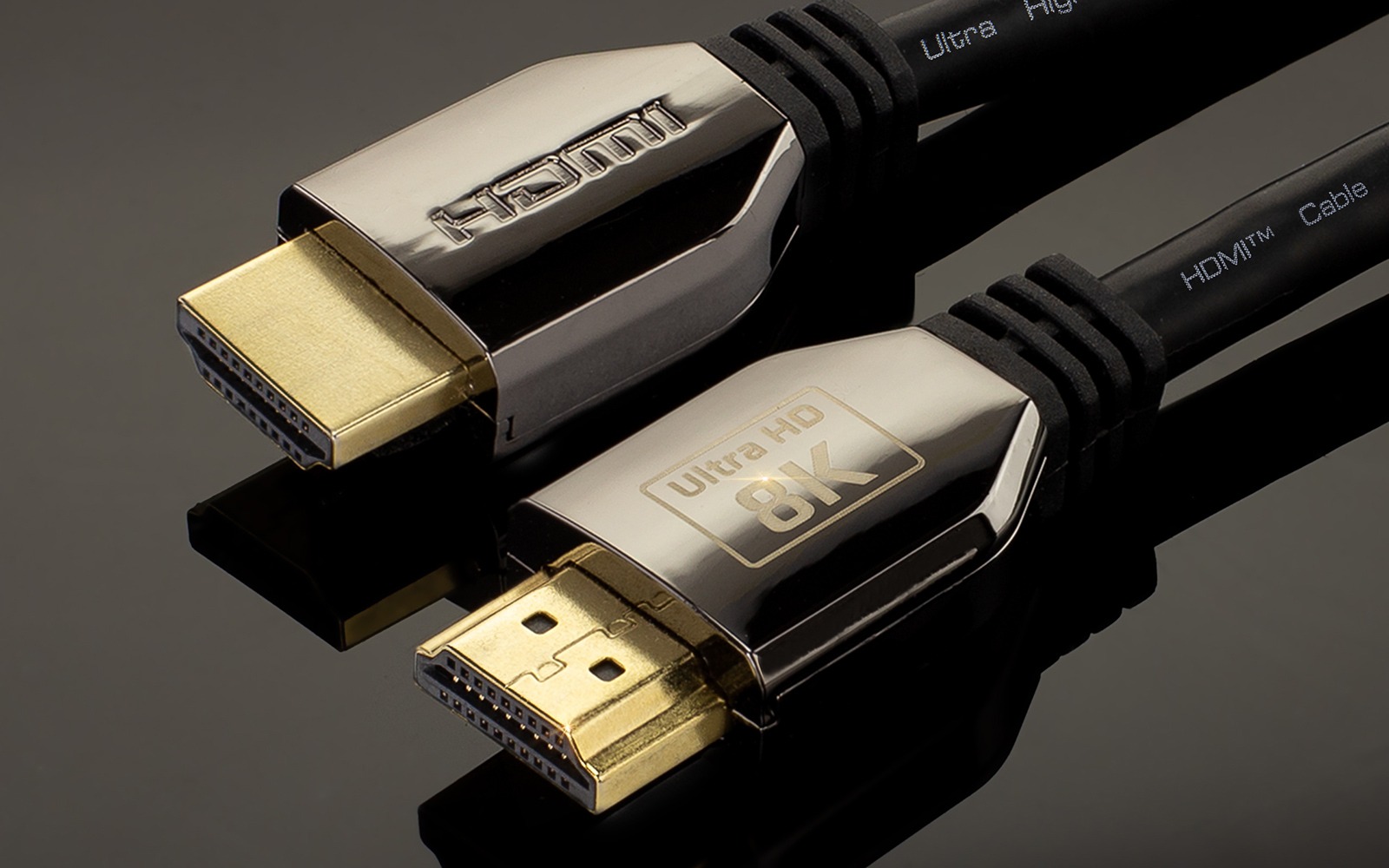 Dwa kable HDMI Ultra HD 8K z pozłacanymi końcówkami na czarnym, błyszczącym tle, z widocznymi detalami tekstury i odbiciami światła.