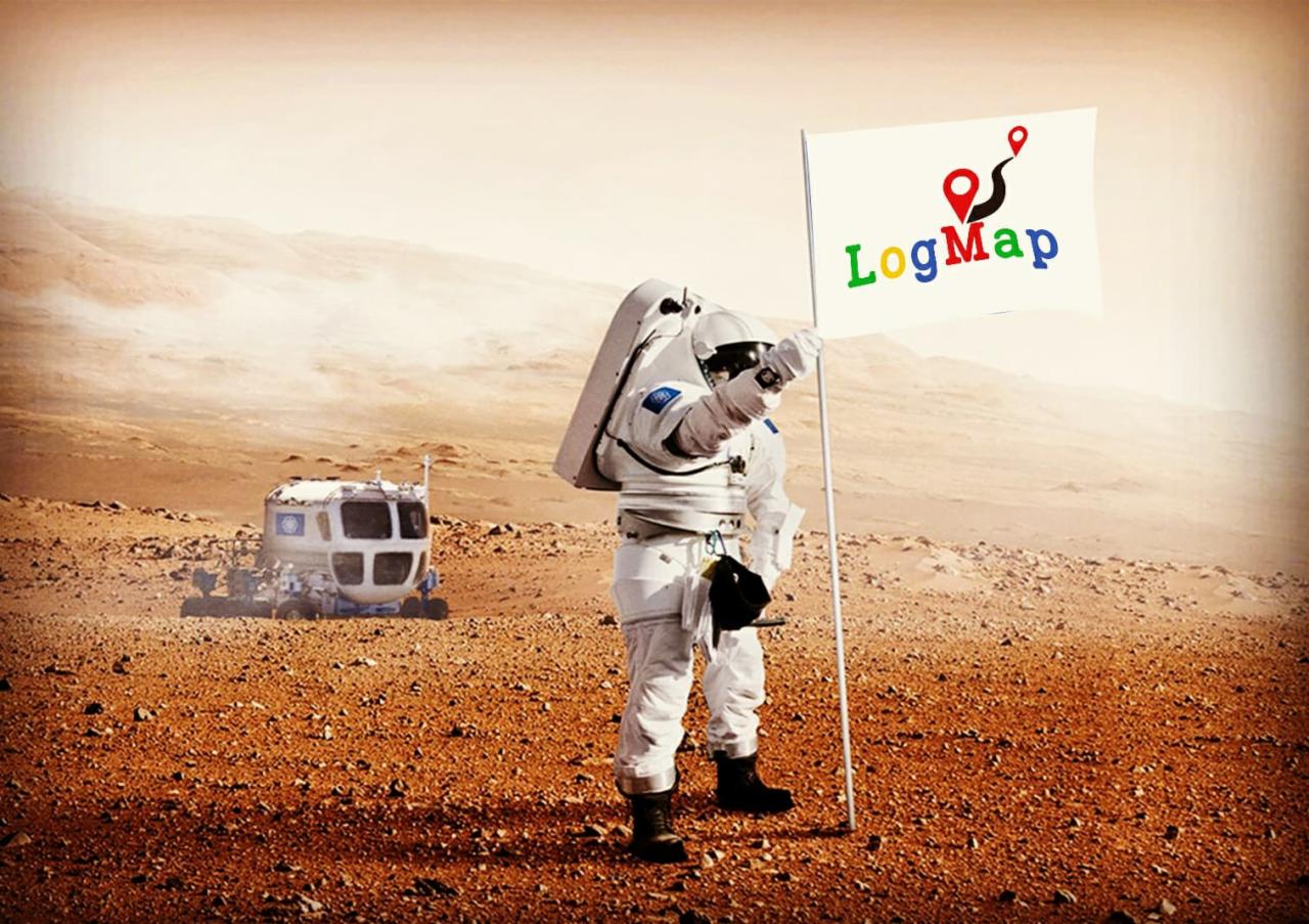 Astronauta w skafandrze na Marsie, trzymający flagę z logo LogMap i wskazujący palcem, z pojazdem kosmicznym w tle.
