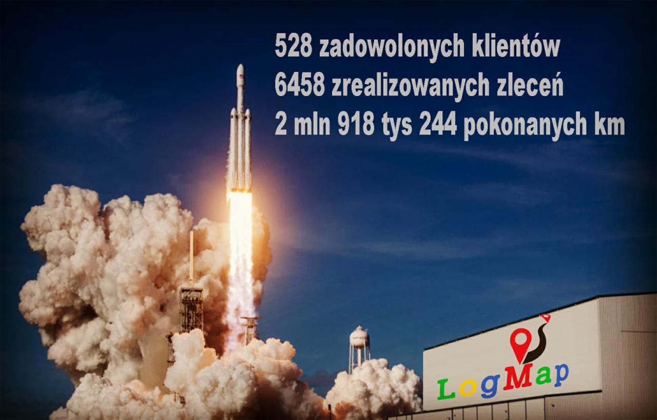Start rakiety kosmicznej na tle błękitnego nieba, z dopisanymi statystykami: 528 zadowolonych klientów, 6458 zrealizowanych zleceń, 2 918 244 pokonanych km, w prawym dolnym rogu widoczne logo LogMap.