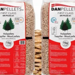 Dwa worki z drewnianymi pelletami marki Danpellets, jeden 15kg 6mm, drugi 15kg 8mm, leżące obok rozsypanych pelletów na białym tle.