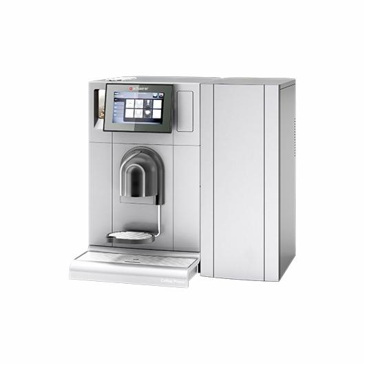 Profesjonalny, srebrny ekspres do kawy z dotykowym ekranem i dyszą do spieniania mleka, widoczny na białym tle.