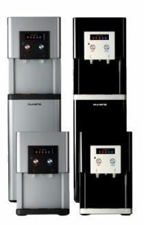 Dwa dystrybutory wody: srebrny i czarny, z wyświetlaczami i pokrętłami, widoczne logo producenta Huhens.