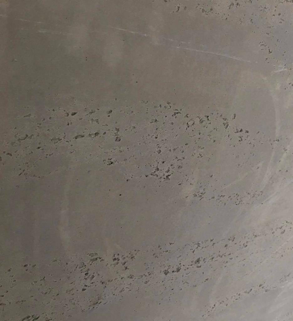 Szara płyta z betonu architektonicznego z widoczną porowatą strukturą i delikatnymi smugami na powierzchni