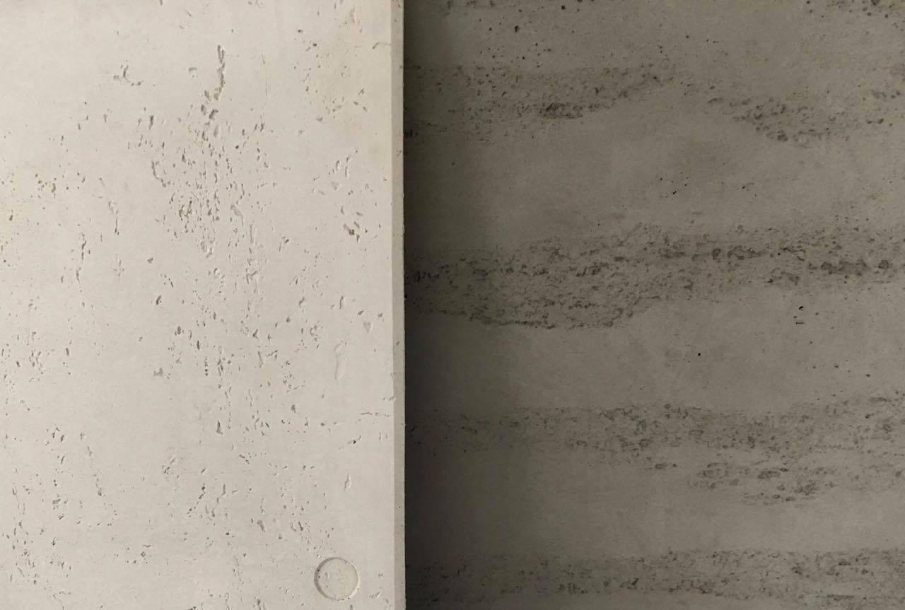 Dwie płyty z betonu architektonicznego o różnych fakturach i odcieniach szarości, połączone ze sobą.