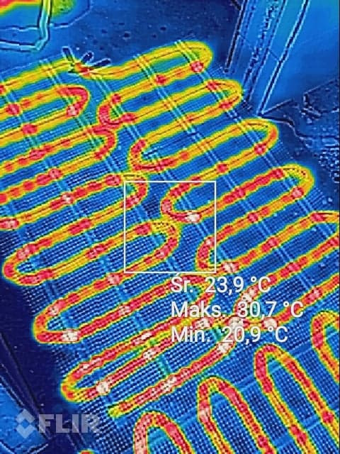 Po zainstalowaniu kabli grzejnych sprawdzamy ich działanie w kamarze termalnej.