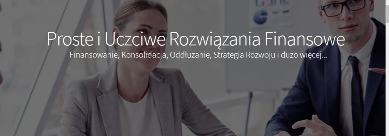 Profesjonalne spotkanie biznesowe z kobietą w szarej marynarce i mężczyzną w ciemnym garniturze, omawiających wykresy finansowe na tle biura.