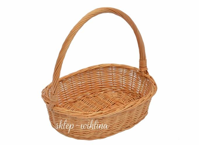 Owalny, pleciony kosz z wikliny z wysokim uchwytem, na białym tle, z delikatnym cieniem. Widoczny napis 'sklep-wiklina' w dolnej części kosza.