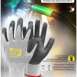 Rękawice antyelektrostatyczne ESD marki Petro na tle dystrybutora paliwa, przeznaczone do użytku na stacjach paliw, w przemyśle elektronicznym i montażu instalacji gazowych.