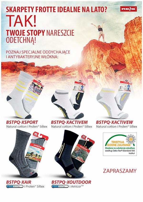 Reklama skarpet sportowych na lato, prezentująca różne modele z bawełny i włókien antybakteryjnych na tle górskiego krajobrazu z osobą wspinającą się na szczyt.