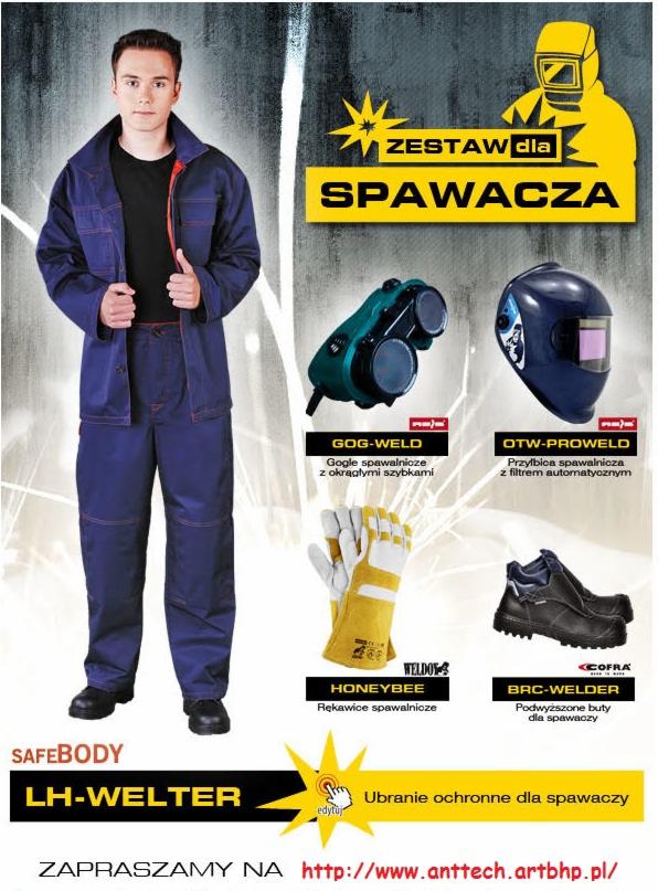 Mężczyzna prezentuje kompletny zestaw ubrań ochronnych dla spawacza, w tle gogle spawalnicze, przyłbica z filtrem, rękawice i buty robocze.
