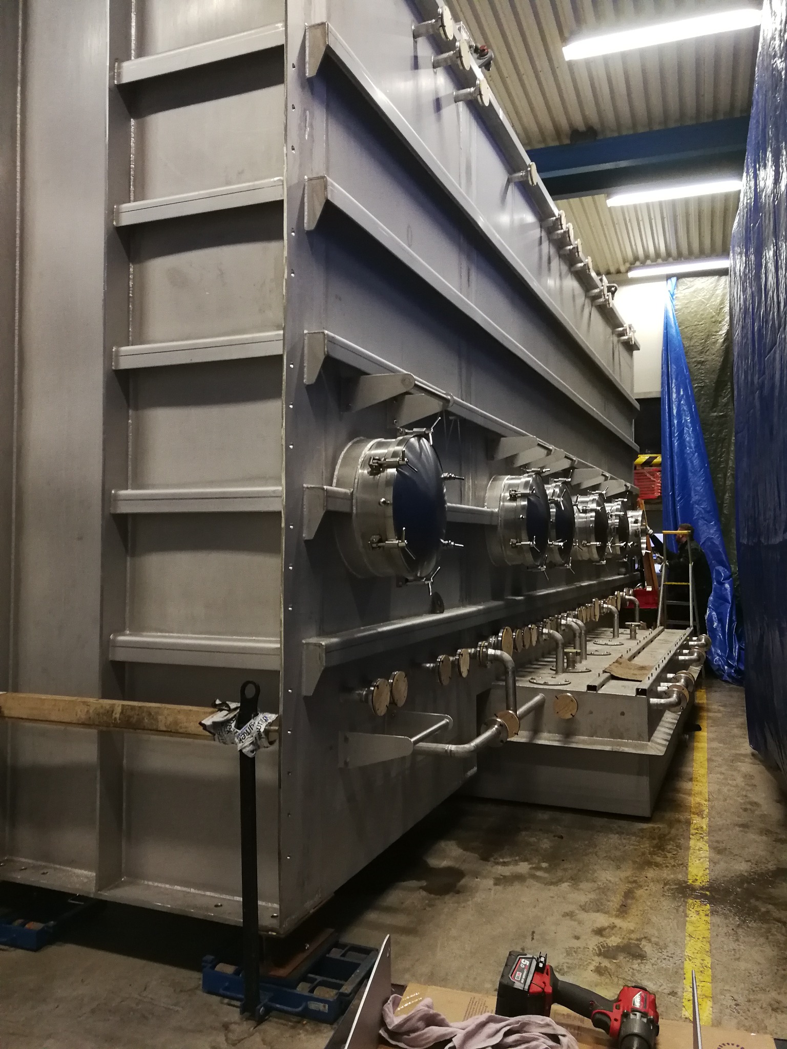 Współpraca przy spawaniu zbiornika ze stali kwasoodpornej.