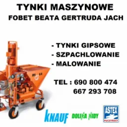 Pomarańczowa maszyna do nakładania tynków gipsowych PFT G4 na kółkach, obok logo firm Knauf, Dolina Nidy, Astex Puczyński oraz Baumit.
