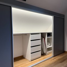 Szafa z drzwiami przesuwnymi i oświetleniem LED pod skosem