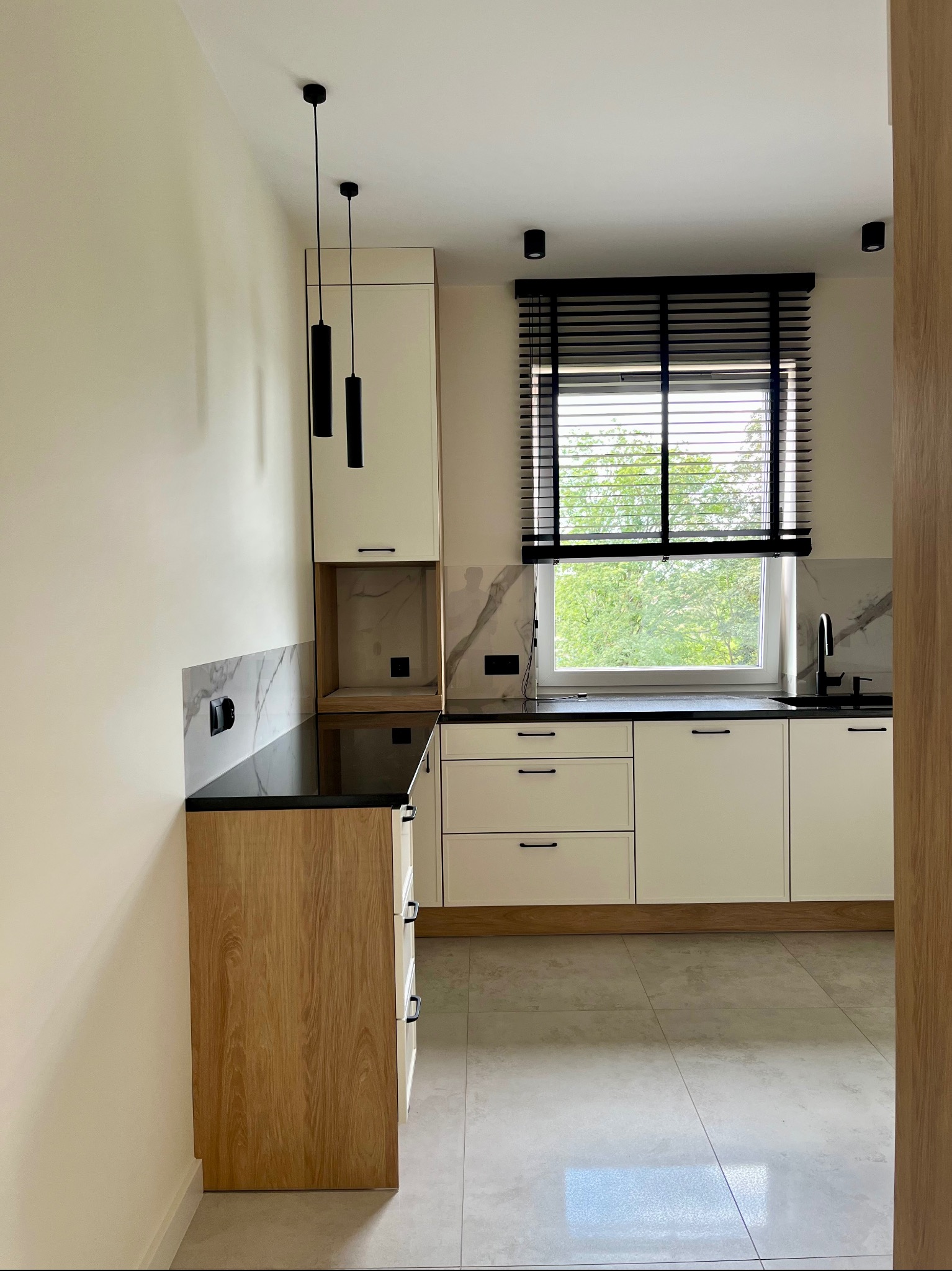 Kuchnia z blatami kamiennymi