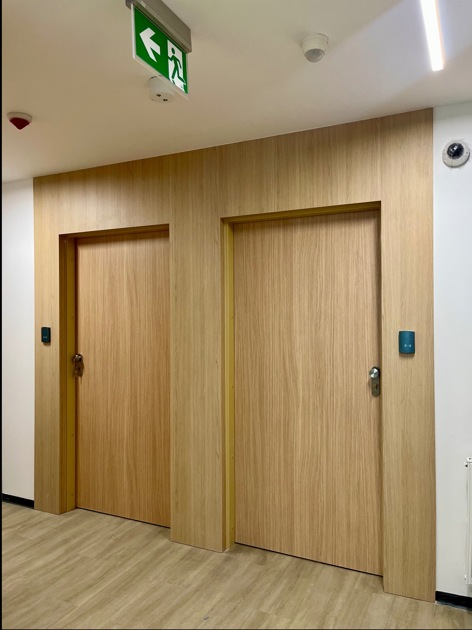 Portale drzwiowe z płyty trudnopalnej Flammex firmy Egger w Domu Studenta nr 10 w Olsztynie