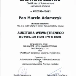 Skan zaświadczenia o ukończeniu szkolenia na Audytora Wewnętrznego ISO 9001, ISO 14001 i PN-N 18001, wydane przez Polską Izbę Handlu Zagranicznego dla Pana Marcina Adamczyka, z podpisami Dyrektora...