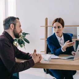 Osobiście prowadzimy spotkanie z każdym z pracowników