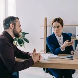 Osobiście prowadzimy spotkanie z każdym z pracowników