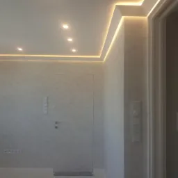 Minimalistyczne wnętrze z ukrytymi drzwiami, oświetleniem LED na suficie i marmurową podłogą