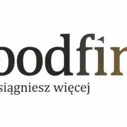 Logo firmy Goodfinn z hasłem 'osiągniesz więcej', litery nazwy firmy przechodzą od ciemnego brązu do złotego.