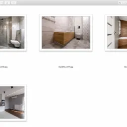 Prezentacja galerii zdjęć z czterema różnymi łazienkami i kuchnią po zakończonych pracach. Widoczne nowoczesne aranżacje z wykorzystaniem płytek ceramicznych, drewnianych elementów i białych mebli.