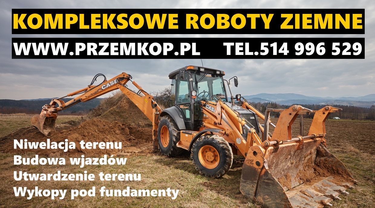 Żółto-pomarańczowa koparko-ładowarka Case na nierównym terenie z widocznymi górami w tle, obok pryzma ziemi i tekst reklamowy z nazwą firmy i numerem telefonu u góry zdjęcia.