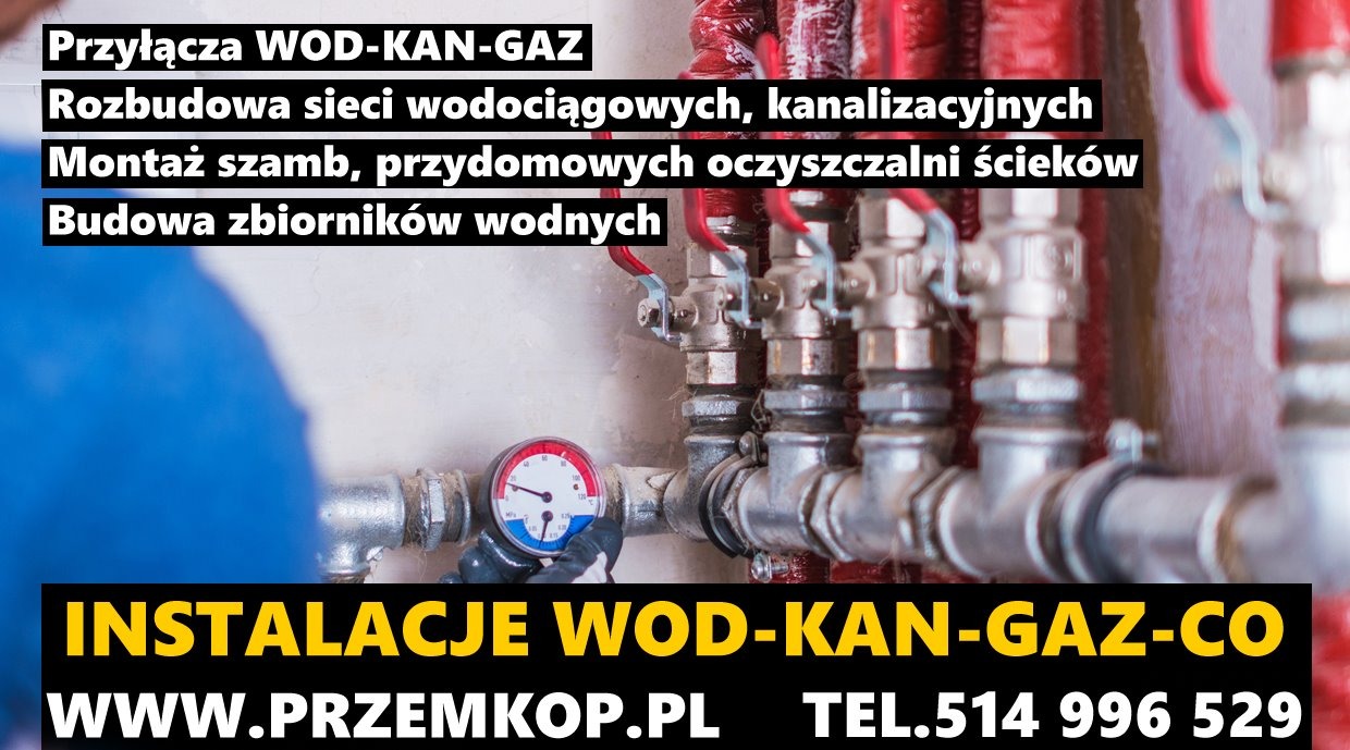 Instalacja wodno-kanalizacyjna z widocznymi rurami, zaworami i manometrem, zamontowana przy ścianie. Dolna część zdjęcia zasłonięta czarnym paskiem z tekstem reklamowym.