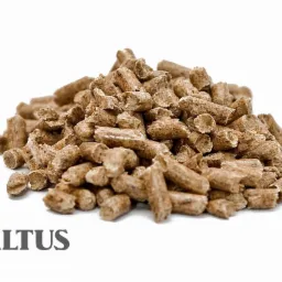 Góra jasnobrązowych, cylindrycznych granulek biopaliwa na białym tle, z widocznym logo firmy Saltus w lewym dolnym rogu.