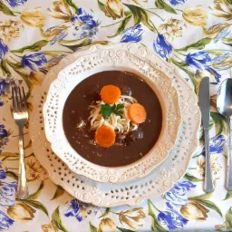 Zupa czernina na kaczce z żołądkami i domowym makaronem