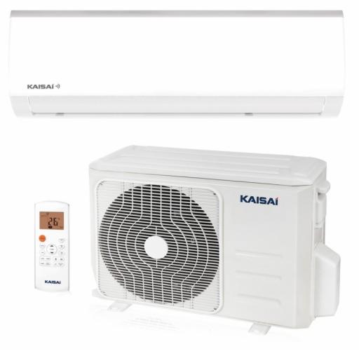 Biały klimatyzator Kaisai typu split z jednostką zewnętrzną i pilotem, ustawiony na 26 stopni Celsjusza, na białym tle.
