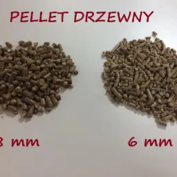 Porównanie wizualne dwóch rodzajów biopaliwa w postaci granulatu drzewnego: po lewej stronie brykiety o średnicy 8 mm, po prawej 6 mm, oba ułożone na białym tle.