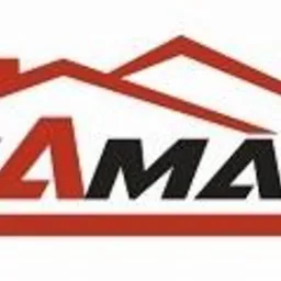Logo firmy KAMAX z motywem dachu w kolorze czerwonym nad czarnym napisem KAMAX, umieszczone na białym tle.