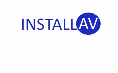 Niebieskie logo firmy InstallAV z nazwą i okręgiem.