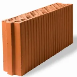 Pojedynczy, nowy pustak ceramiczny z otworami, o fakturze z pionowymi żłobieniami, leżący ukośnie na białym tle, rzucający cień.