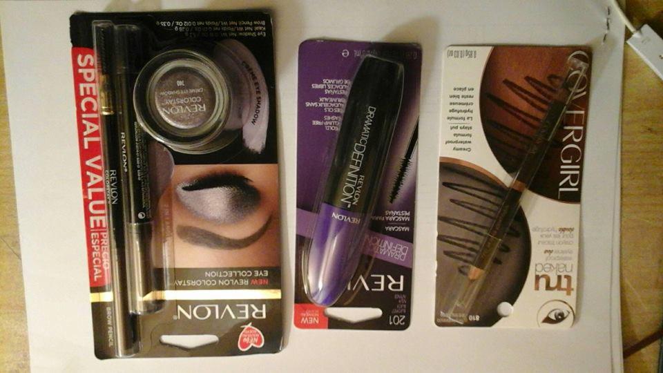 Zestaw kosmetyków do makijażu oczu: kredka do brwi Revlon Special Value, cień do powiek Colorstay, tusz do rzęs Revlon Dramatic Definition i kredka do oczu Covergirl TruNaked w opakowaniach.