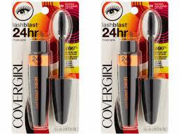 Dwa opakowania tuszu do rzęs Covergirl Lash Blast 24hr, z widoczną szczoteczką i opakowaniem w odcieniach czerni i pomarańczy na tle z motywem oka i geometrycznych kształtów.