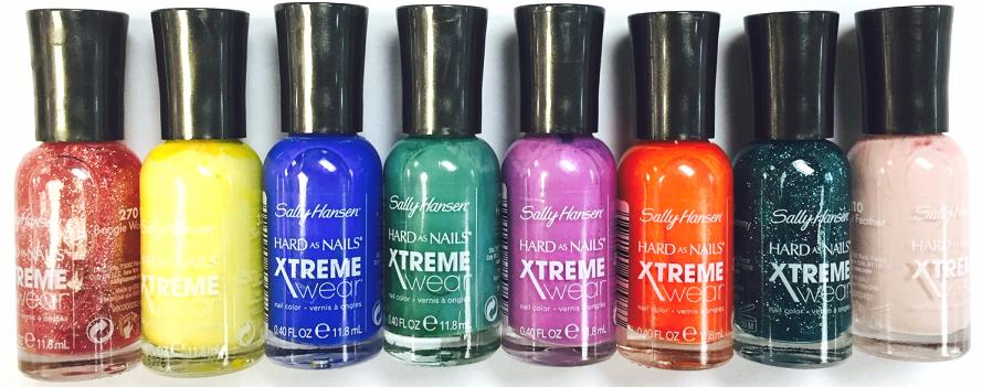 Rząd ośmiu buteleczek lakieru do paznokci marki Sally Hansen Xtreme Wear w różnych kolorach, od czerwonego z brokatem po jasny róż, ustawionych na białym tle.