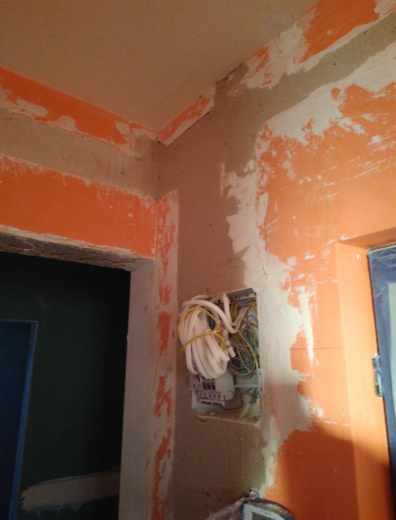 Wymiana instalacji i szpachlowanie bruzd