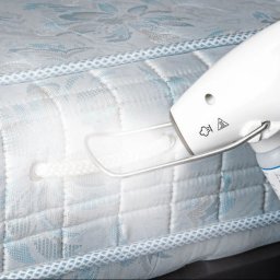 Odpluskwianie-24 - Czyszczenie parowe materaca za pomocą urządzenia Polti Cimex Eradicator z dodatkowym płynem hp MED, skupiając się na usuwaniu potencjalnych alergenów i drobnoustrojów.