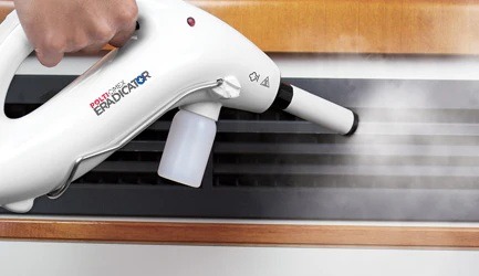 Czyszczenie parowe kratki wentylacyjnej za pomocą białego urządzenia Polti Cimex Eradicator, widoczna para wydobywająca się z dyszy.