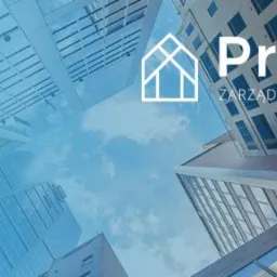 Widok z dołu na wysokie budynki biurowe, logo firmy Promena Zarządzanie Nieruchomościami nałożone cyfrowo.